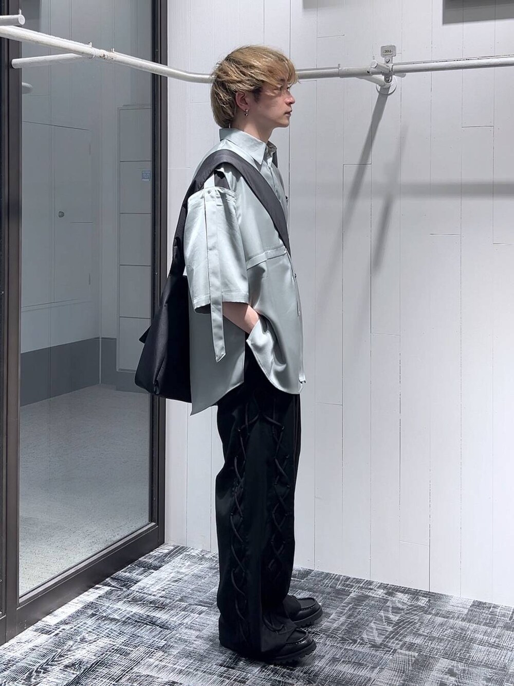 ブラック系のその他パンツ、グリーン系のシャツ/ブラウス、ブラック系のドレスシューズを着用したメンズの春コーディネートの2枚目の写真