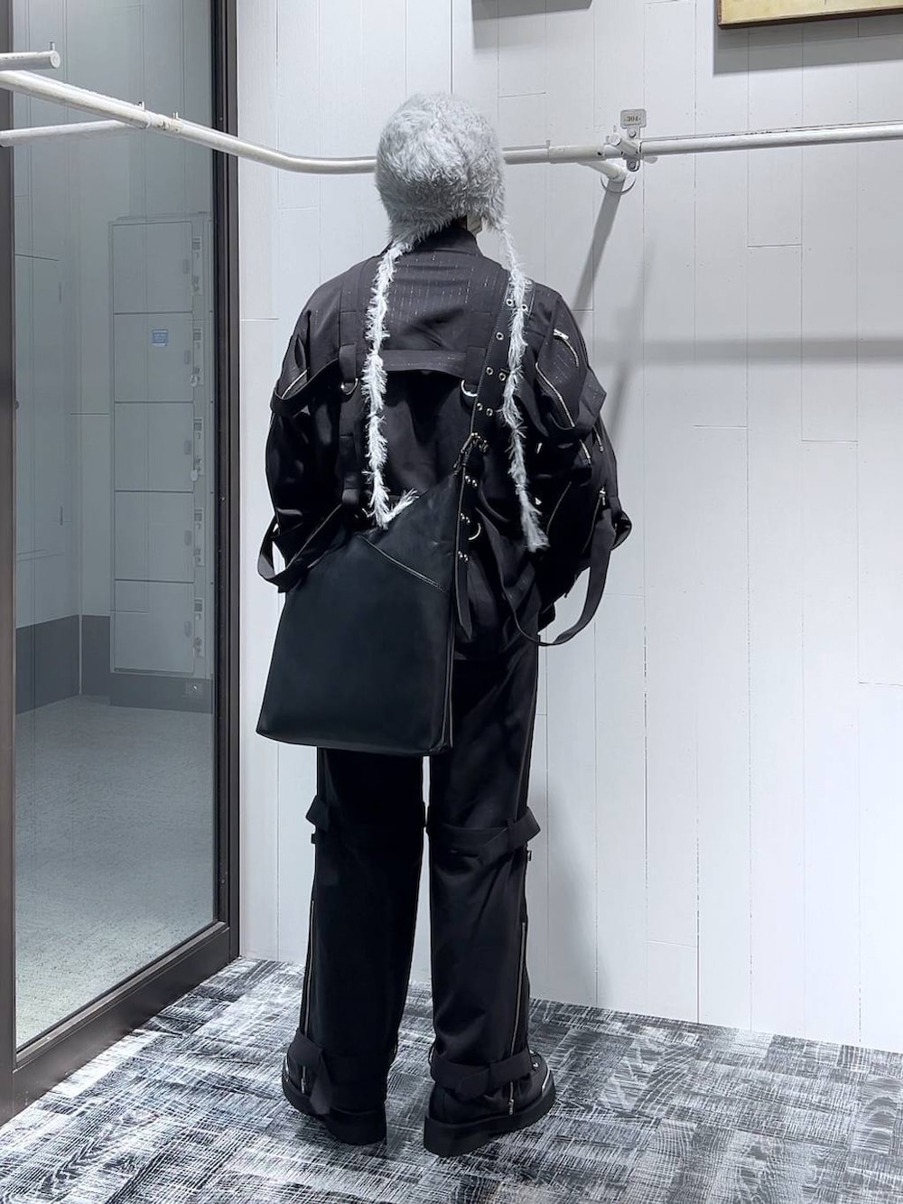 ブラック系のシャツ/ブラウス、ブラック系のその他パンツ、ブラック系のショルダーバッグを着用したメンズの秋コーディネートの3枚目の写真