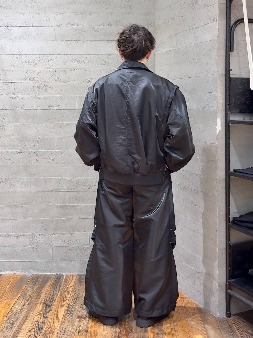 ブラック系のシャツ/ブラウス、ブラック系のその他パンツ、ブラック系のドレスシューズを着用したメンズの秋コーディネートの3枚目の写真