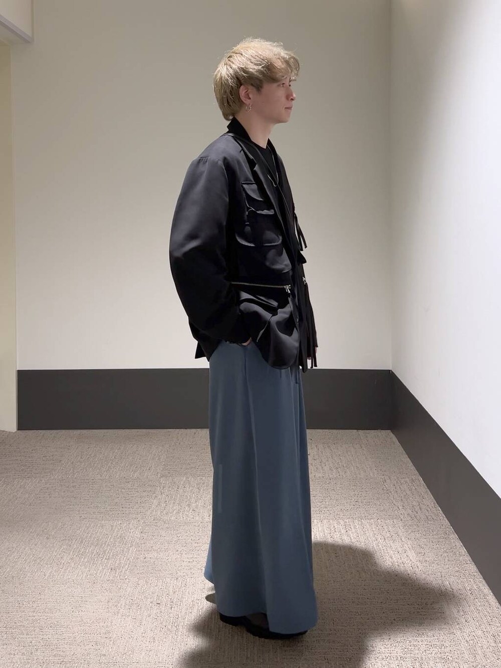 ブラック系のテーラードジャケット、ブラック系のTシャツ/カットソー、ブラック系のショルダーバッグを着用したメンズの冬コーディネートの3枚目の写真