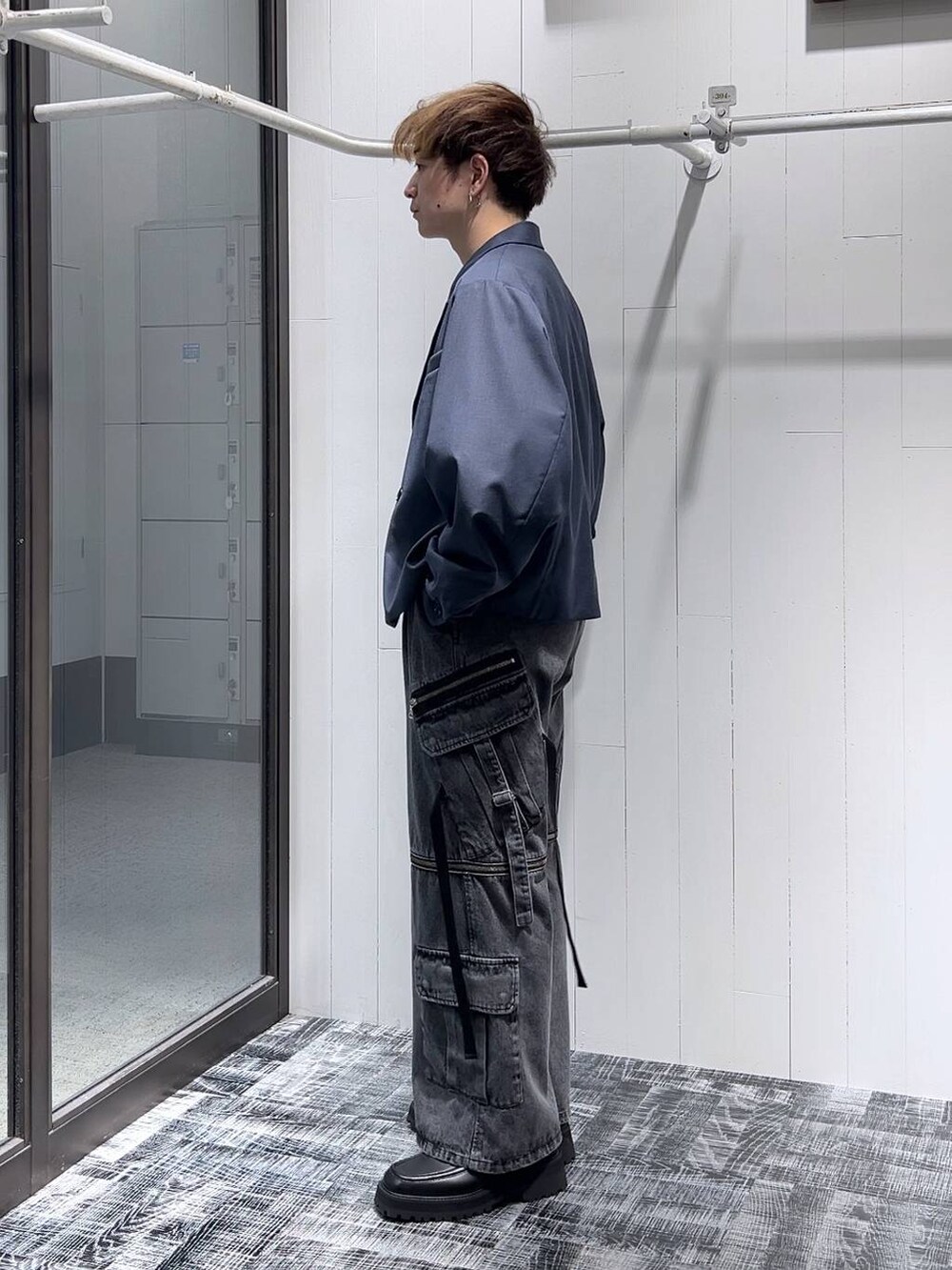 グレー系のデニムパンツ、ブラック系のドレスシューズ、ブラック系のTシャツ/カットソーを着用したメンズの夏コーディネートの4枚目の写真