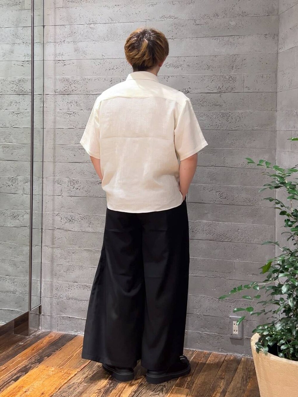 ブラック系のサンダル、ブラック系のスラックス、ホワイト系のシャツ/ブラウスを着用したメンズの夏コーディネートの3枚目の写真