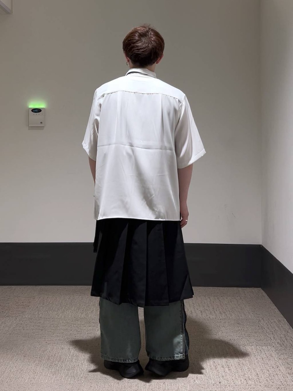 「低身長、きれいめ、オーバーサイズ、HARE、シャツ、ベルト、スカート、モテ、デニムパンツ」|「HAREのステンレスブレスレット(HARE)(ブレスレット、シルバー系)」を使った、HARE もりたいさん(メンズ・168cm)の夏コーディネートの4枚目の写真