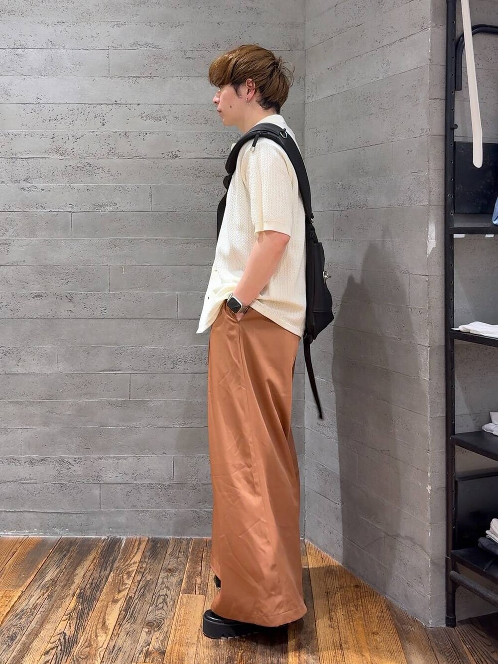 ブラック系のTシャツ/カットソー、ブラック系のショルダーバッグ、ブラック系のサンダルを着用したメンズの春コーディネートの4枚目の写真