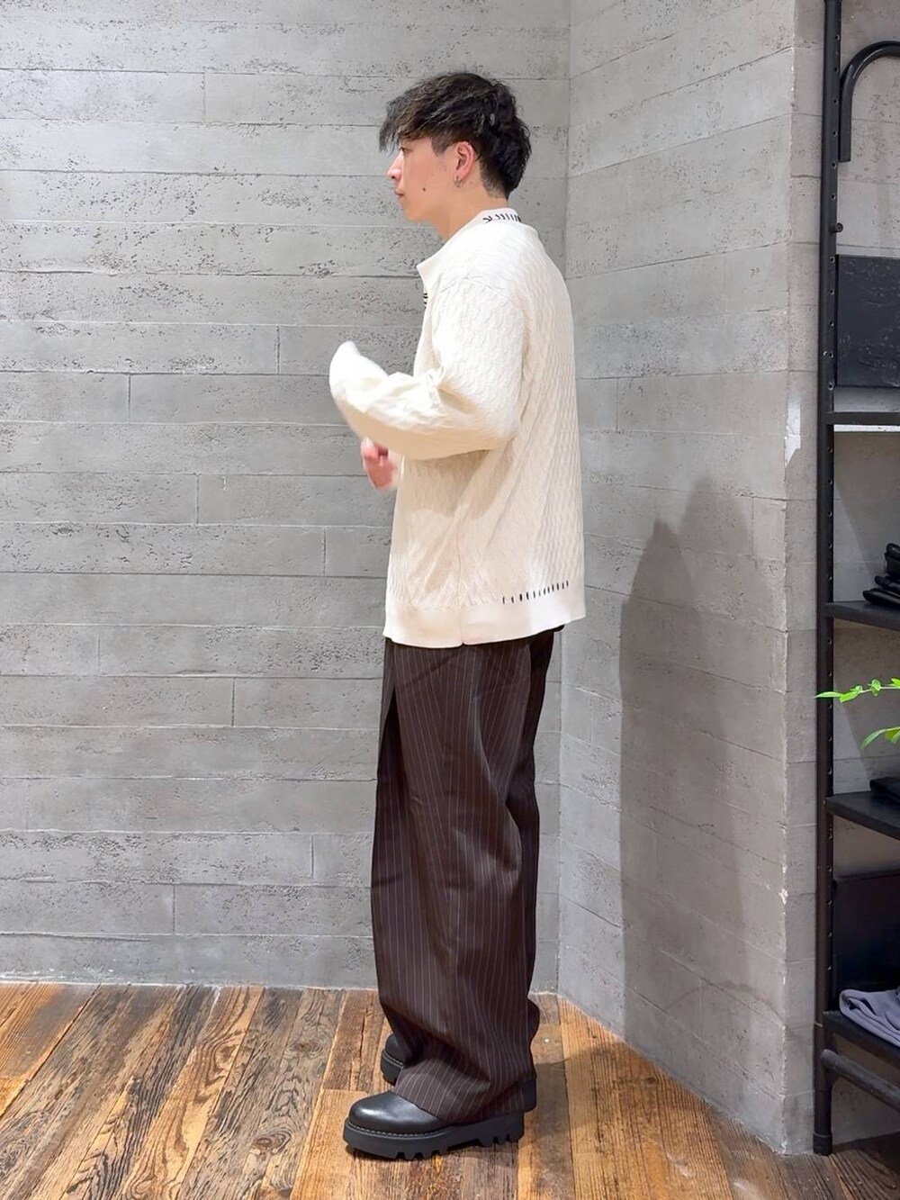 ブラック系のドレスシューズ、ブラウン系のスラックス、ブラック系のTシャツ/カットソーを着用したメンズの秋コーディネートの4枚目の写真