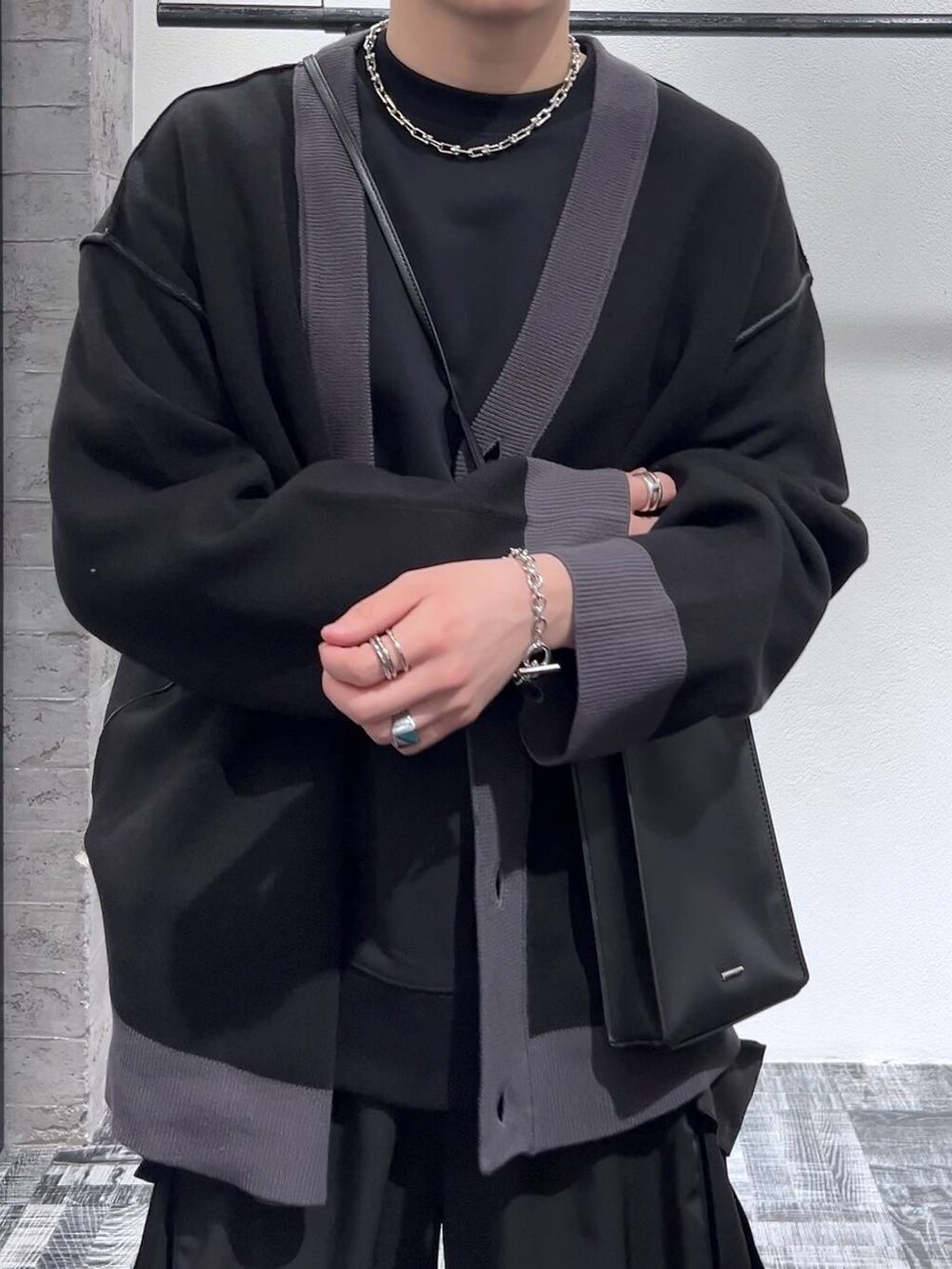 ブラック系のスニーカー、ブラック系のスウェット、ブラック系のカーゴパンツを着用したメンズの冬コーディネートの5枚目の写真