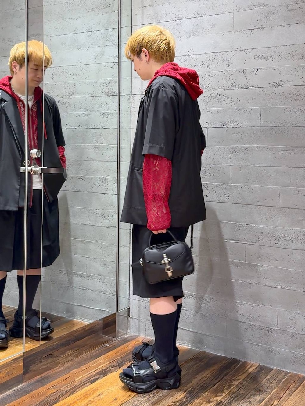 ブラック系のサンダル、ホワイト系のTシャツ/カットソー、ブラック系のショルダーバッグを着用したメンズの夏コーディネートの4枚目の写真