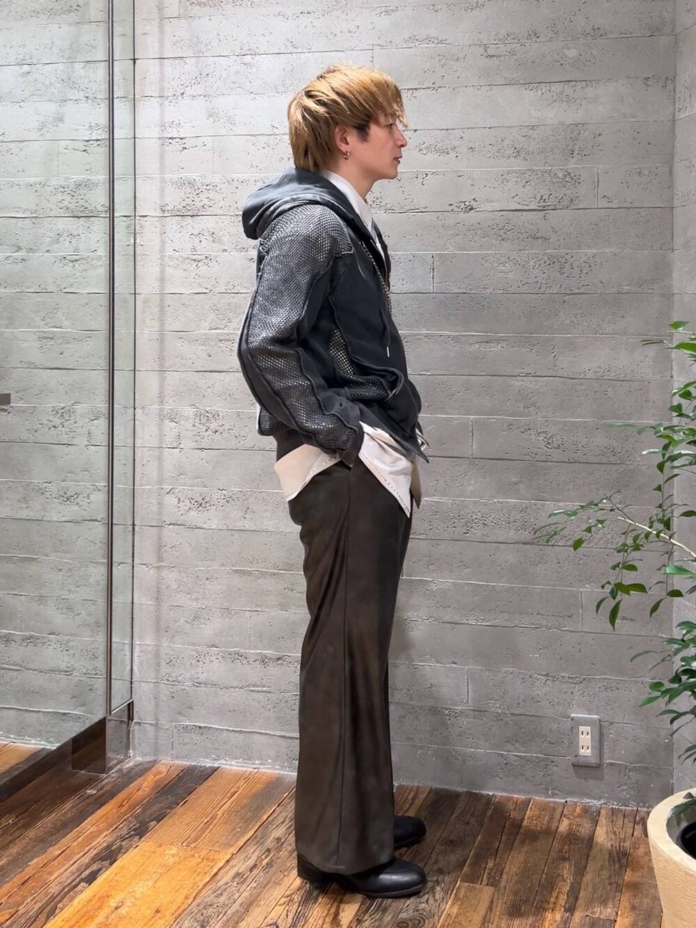 「HARE、ワイドパンツ、低身長、きれいめ、モード、オーバーサイズ、パーカー、シャツ、春コーデ」|「HAREの【SET UP対応】レザーワイドパンツ(HARE)(その他パンツ、ブラック系)」を使った、HARE もりたいさん(メンズ・168cm)の春コーディネートの2枚目の写真
