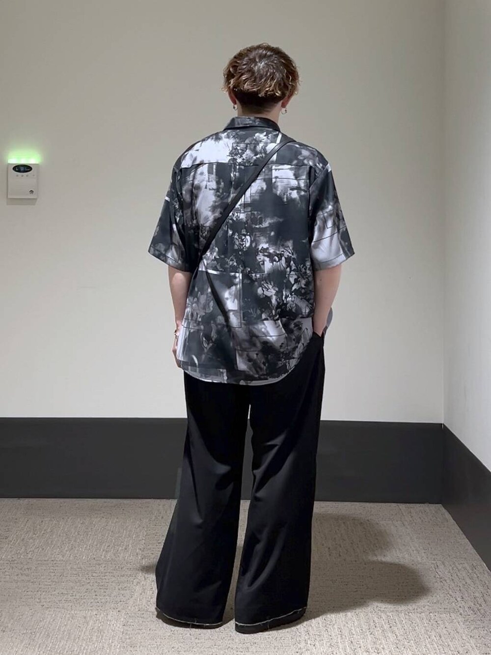 ブラック系のシャツ/ブラウス、ブラック系のドレスシューズ、ブラック系のショルダーバッグを着用したメンズの夏コーディネートの3枚目の写真