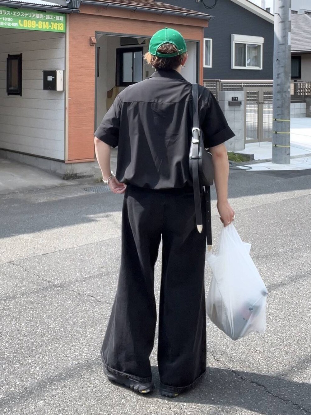 ブラック系のサンダル、グレー系のTシャツ/カットソー、ブラック系のデニムパンツを着用したメンズの夏コーディネートの5枚目の写真