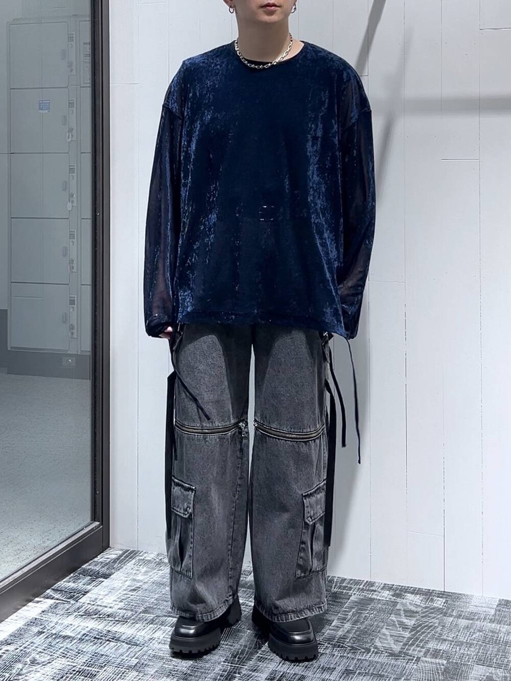 グレー系のデニムパンツ、ブラック系のドレスシューズ、グレー系のTシャツ/カットソーを着用したメンズの夏コーディネートの2枚目の写真
