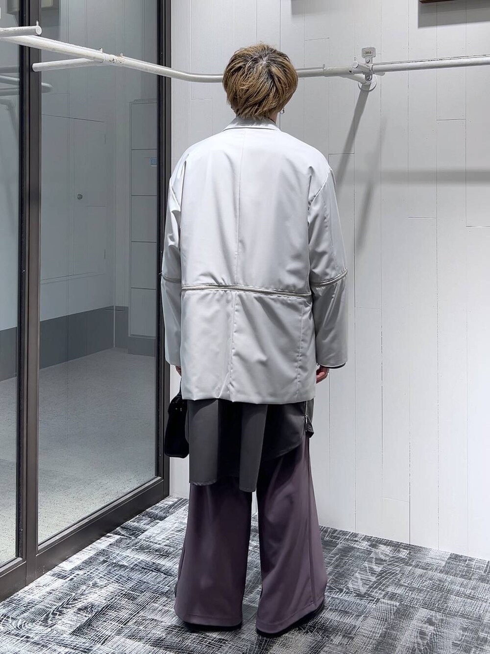 グレー系のテーラードジャケット、パープル系のその他パンツ、ブラック系のドレスシューズを着用したメンズの春コーディネートの3枚目の写真