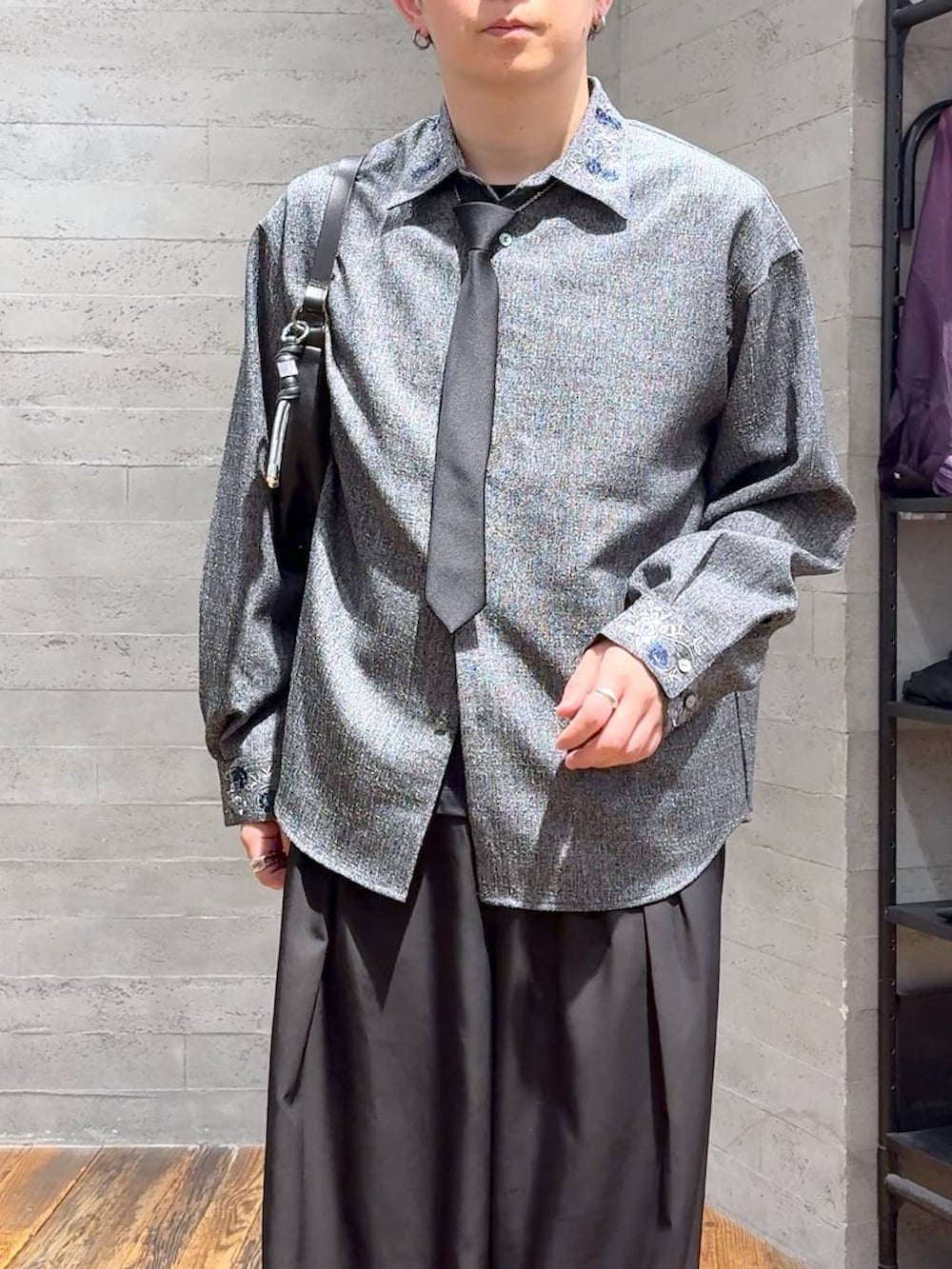 ブラック系のローファー、グレー系のシャツ/ブラウス、ブラック系のスラックスを着用したメンズの夏コーディネートの5枚目の写真