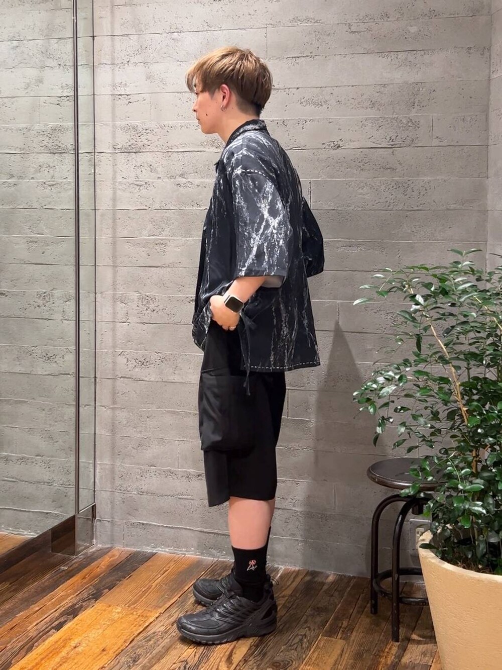 ブラック系のTシャツ/カットソー、ブラック系のカーゴパンツ、グレー系のシャツ/ブラウスを着用したメンズの夏コーディネートの4枚目の写真
