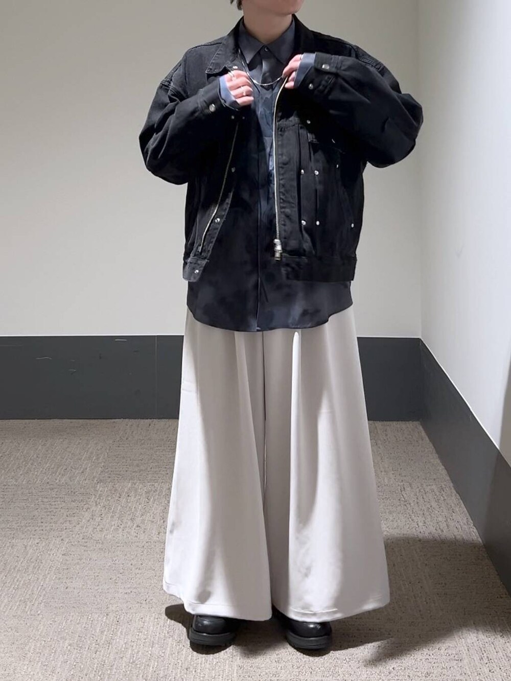 ブルー系のシャツ/ブラウス、ブラック系のドレスシューズ、ホワイト系のスラックスを着用したメンズの冬コーディネートの2枚目の写真