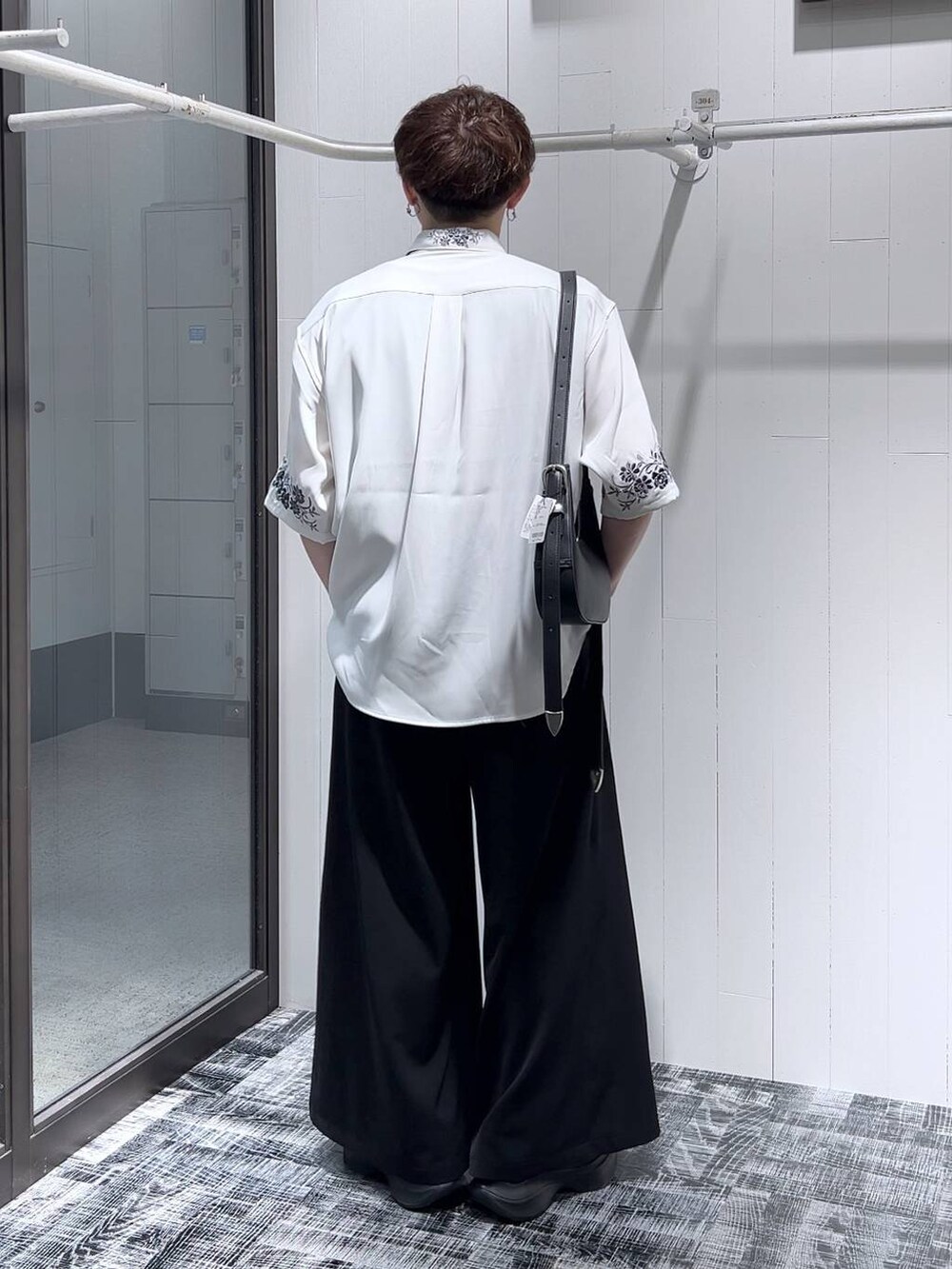 「低身長、きれいめ、オーバーサイズ、HARE、シャツ、ワイドパンツ、モード、モテ、夏コーデ」|「HAREのステンレスブレスレット(HARE)(ブレスレット、シルバー系)」を使った、HARE もりたいさん(メンズ・168cm)の夏コーディネートの3枚目の写真