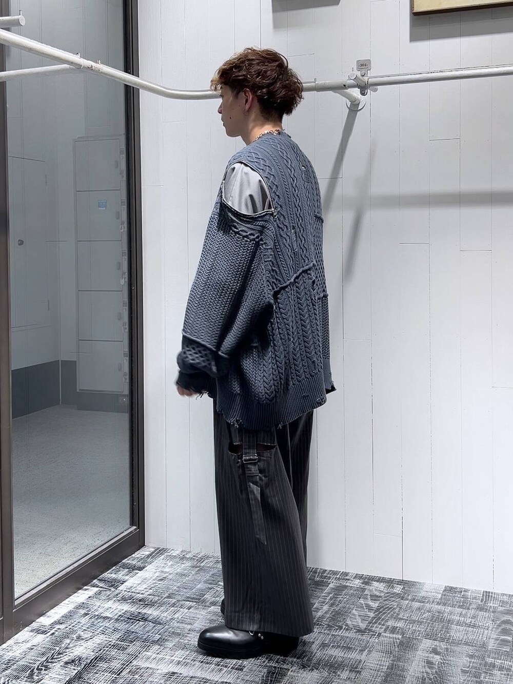 グレー系のTシャツ/カットソー、ブラック系のドレスシューズ、グレー系のその他パンツを着用したメンズの夏コーディネートの3枚目の写真