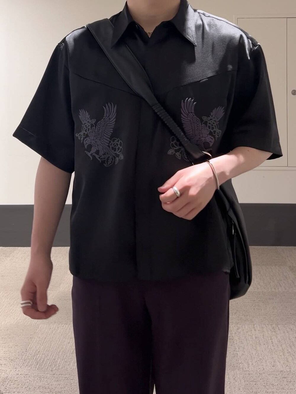 「オーバーサイズ、HARE、シャツ、スラックス、ショルダーバッグ、夏コーデ、モード、低身長、きれいめ」｜「HAREのフロントシシュウスカシャツ(HARE)（シャツ/ブラウス、ブラック系）」を使った、HARE     もりたいさん（メンズ・168cm）の春コーディネートの5枚目の写真