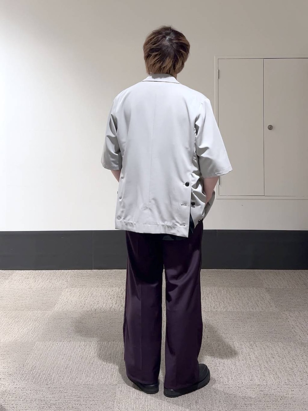 グレー系のテーラードジャケット、ブラック系のドレスシューズ、ブラック系のシャツ/ブラウスを着用したメンズの春コーディネートの4枚目の写真