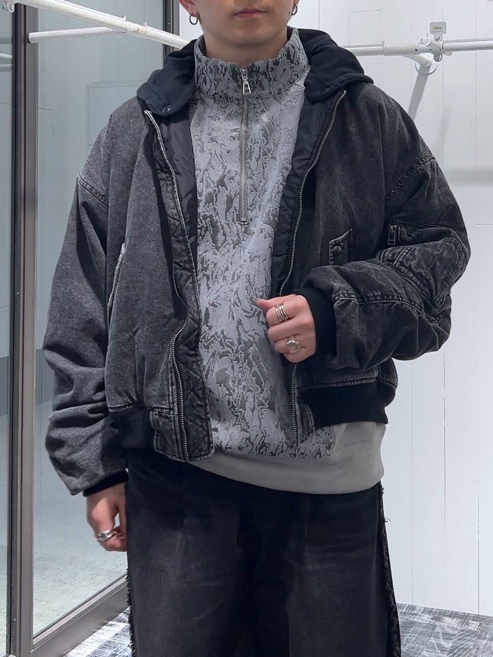 ブラック系のドレスシューズ、ブラック系のデニムパンツ、グレー系のスウェットを着用したメンズの冬コーディネートの5枚目の写真