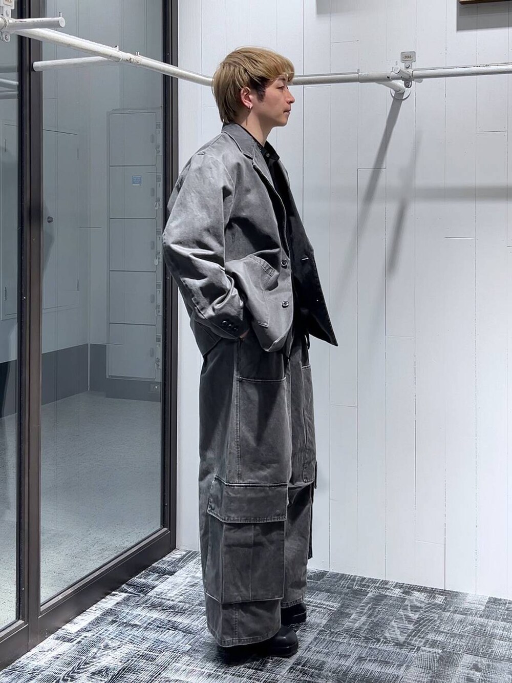「低身長、きれいめ、モード、オーバーサイズ、HARE、セットアップ、ワイドパンツ、ジャケット、シャツ」｜「HAREの【SET UP対応】TOROMIシシュウシャツ(HARE)（シャツ/ブラウス、ブラック系）」を使った、HARE     もりたいさん（メンズ・168cm）の冬コーディネートの2枚目の写真
