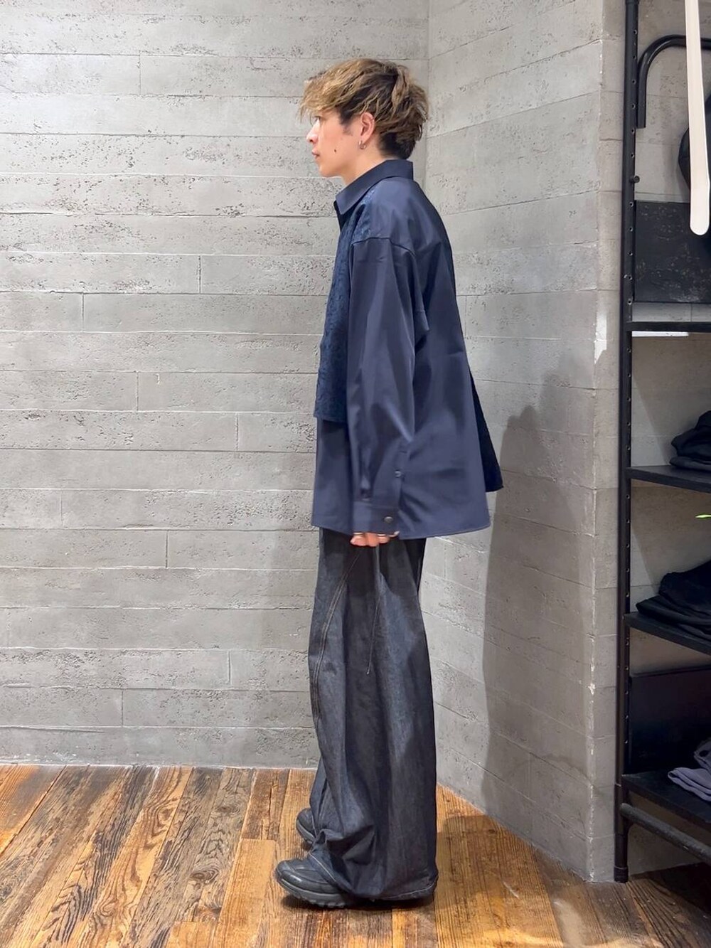 ブラック系のTシャツ/カットソー、ブルー系のデニムパンツ、ブルー系のシャツ/ブラウスを着用したメンズの夏コーディネートの4枚目の写真