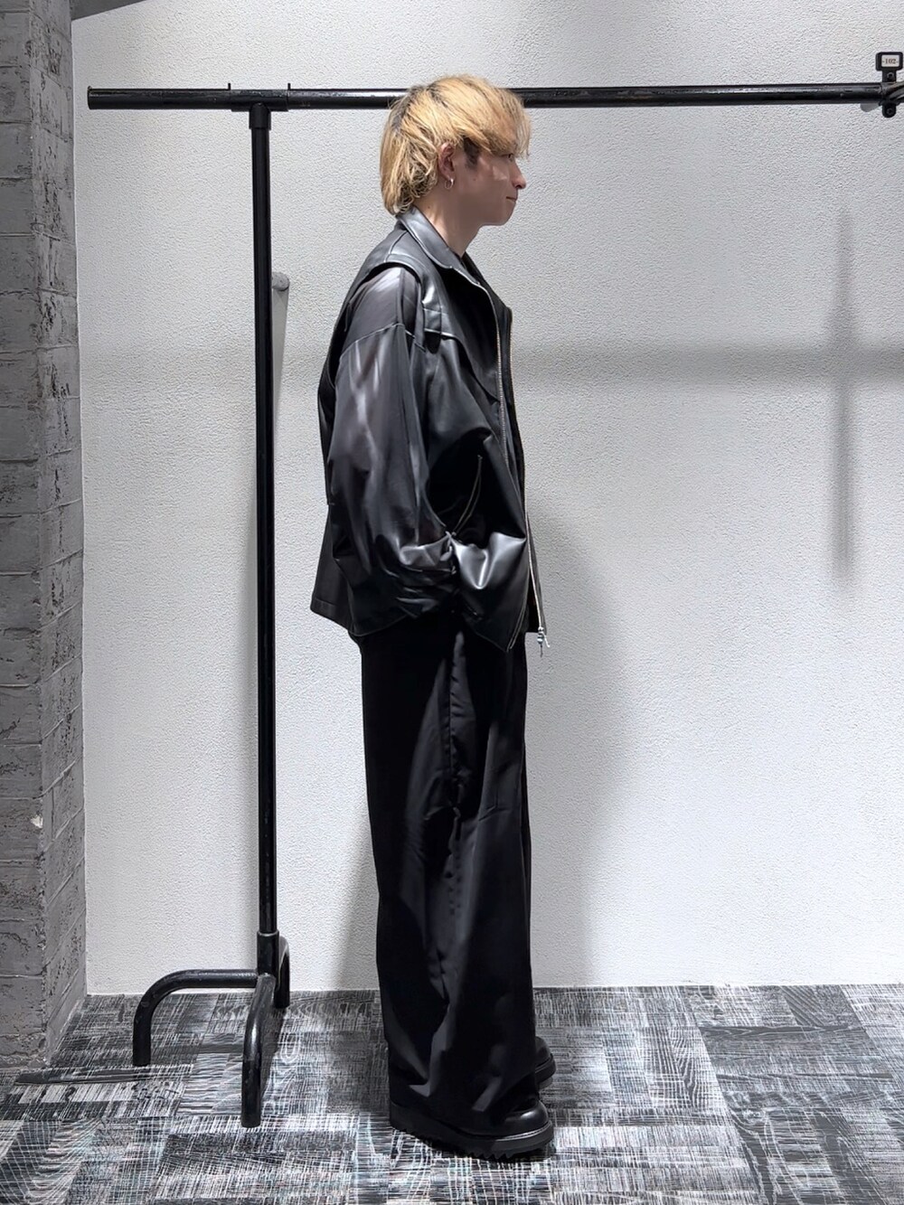 ブラック系のTシャツ/カットソー、ブラック系のベスト、ブラック系のその他パンツを着用したメンズの夏コーディネートの2枚目の写真