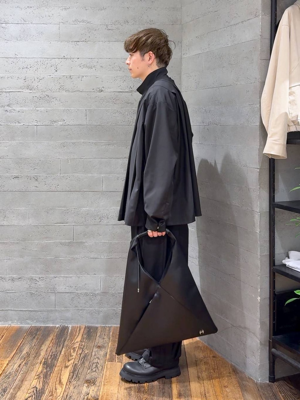 ブラック系のその他パンツ、ブラック系のドレスシューズ、ブラック系のトートバッグを着用したメンズの春コーディネートの4枚目の写真