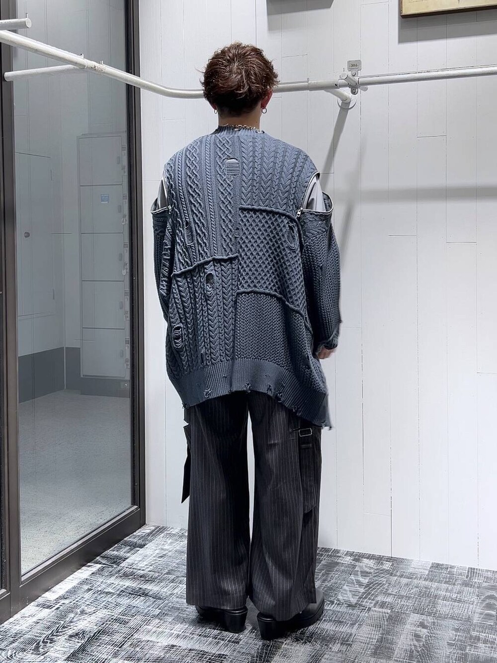 グレー系のTシャツ/カットソー、ブラック系のドレスシューズ、グレー系のその他パンツを着用したメンズの夏コーディネートの5枚目の写真