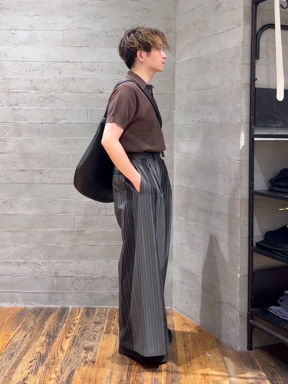 ブラック系のその他パンツ、ブラック系のショルダーバッグ、ブラウン系のポロシャツを着用したメンズの夏コーディネートの2枚目の写真