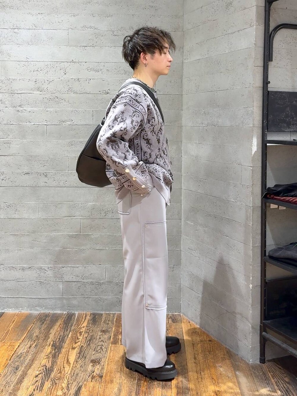 グレー系のTシャツ/カットソー、グレー系のカーディガン/ボレロ、ブラック系のショルダーバッグを着用したメンズの秋コーディネートの2枚目の写真