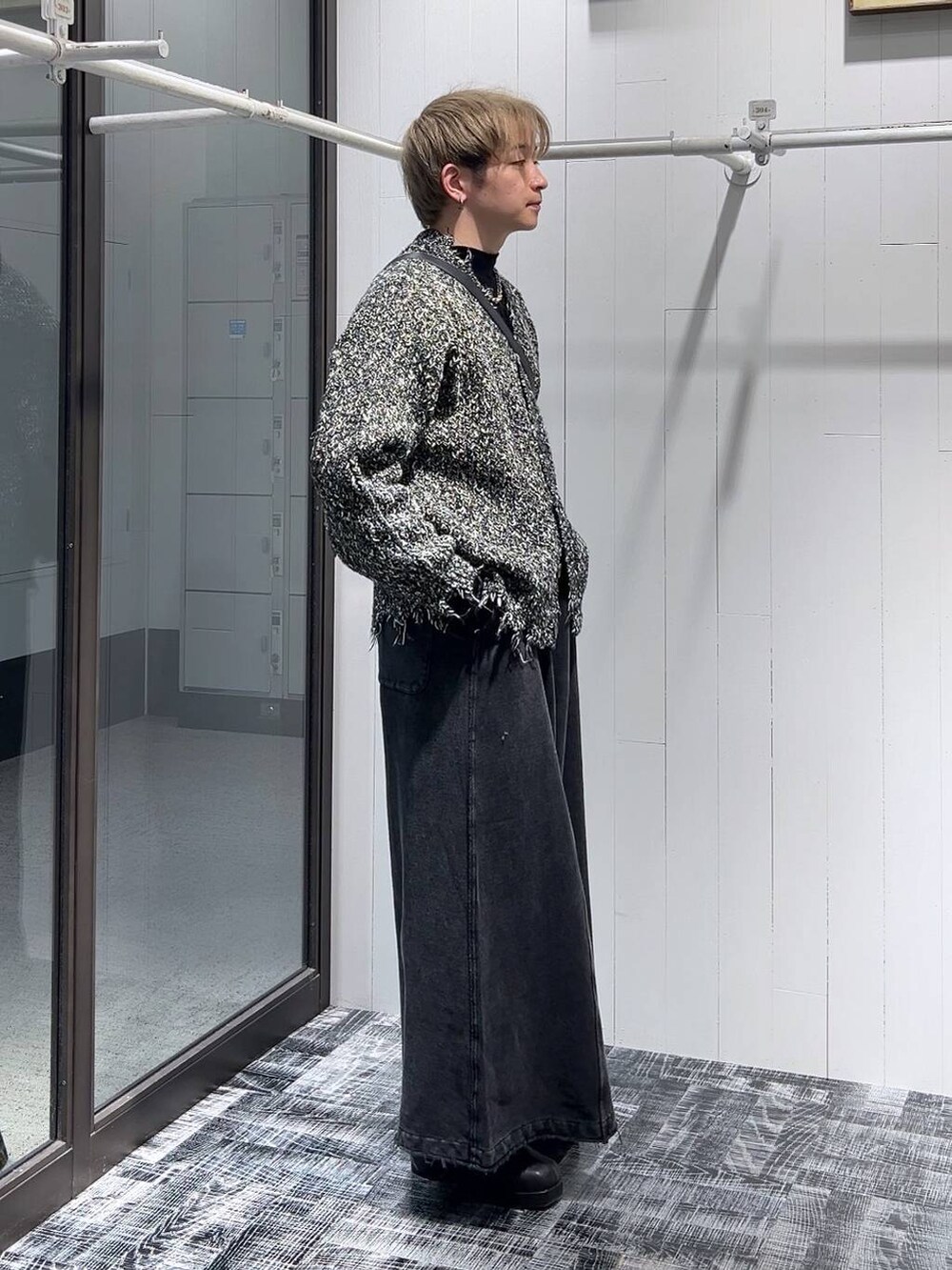 ブラック系のブーツ、ブラック系のTシャツ/カットソー、ブラック系のショルダーバッグを着用したメンズの冬コーディネートの2枚目の写真