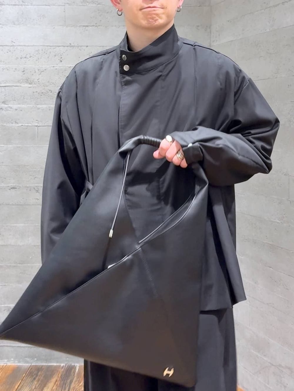 ブラック系のその他パンツ、ブラック系のドレスシューズ、ブラック系のトートバッグを着用したメンズの春コーディネートの5枚目の写真