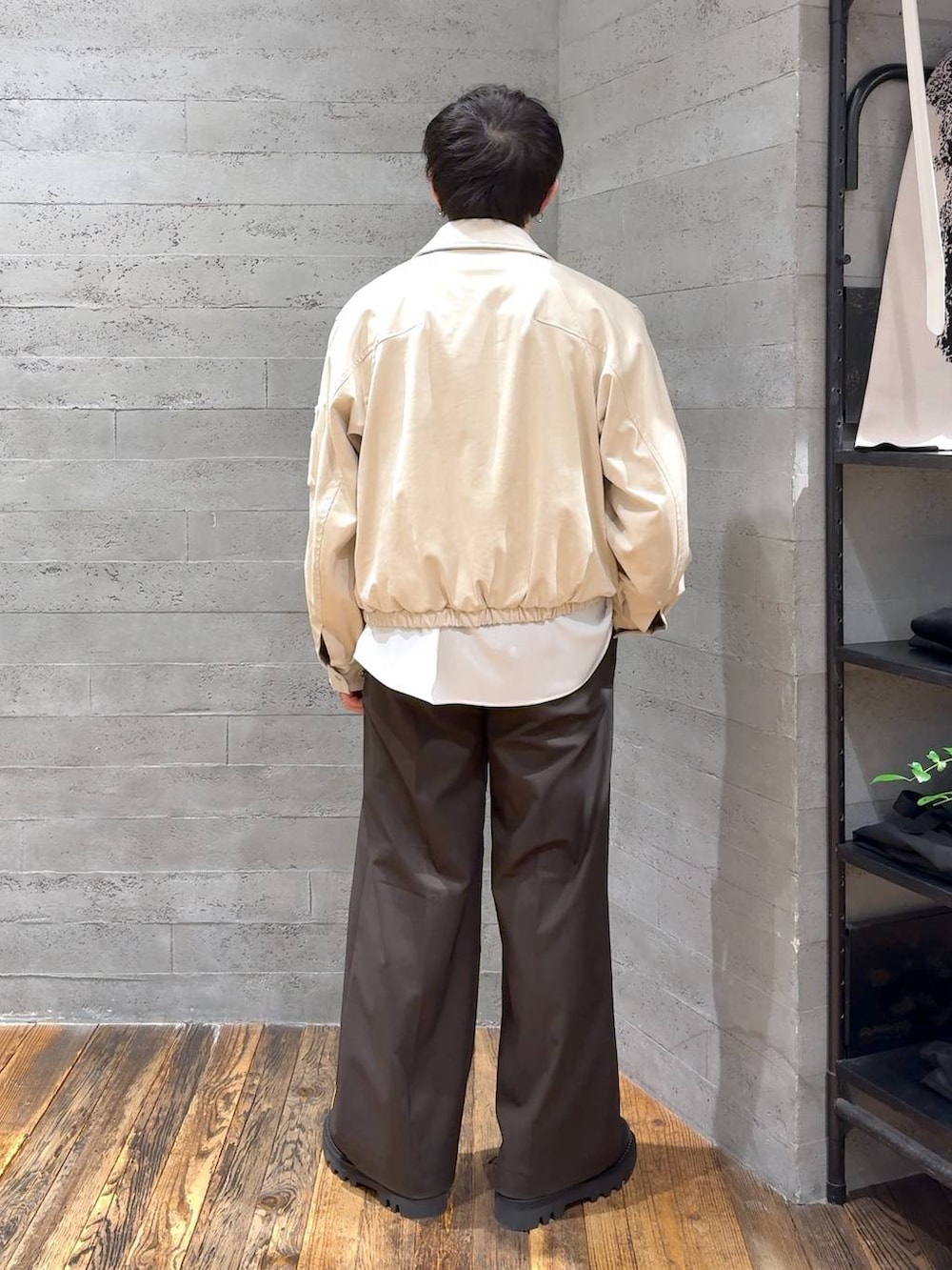 ベージュ系のブルゾン、ホワイト系のシャツ/ブラウス、ブラック系のドレスシューズを着用したメンズの冬コーディネートの3枚目の写真