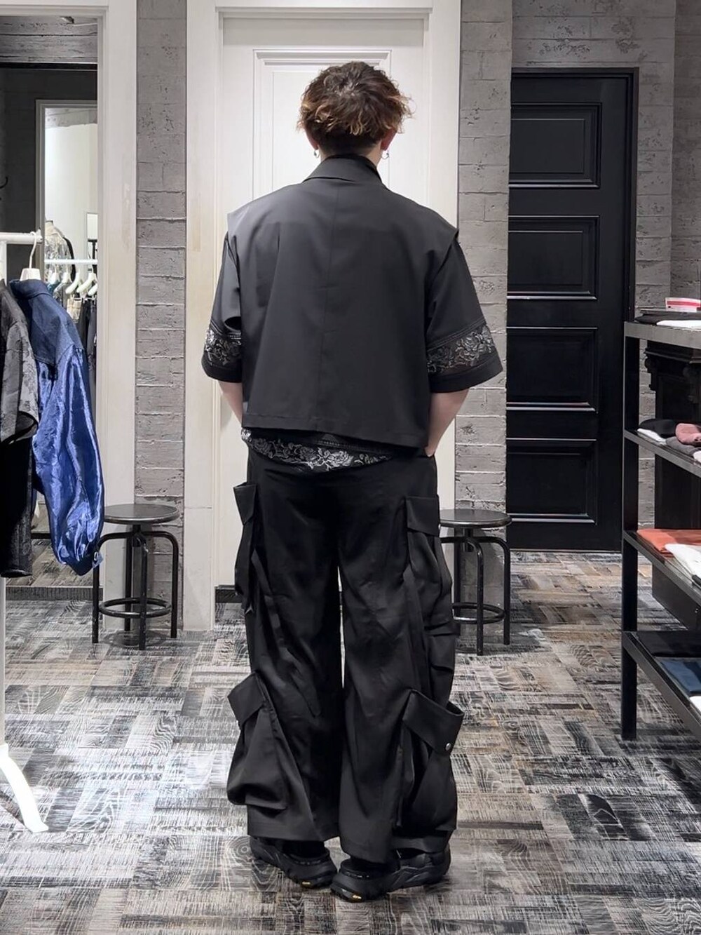 ブラック系のサンダル、ブラック系のカーゴパンツ、ブラック系のシャツ/ブラウスを着用したメンズの夏コーディネートの3枚目の写真