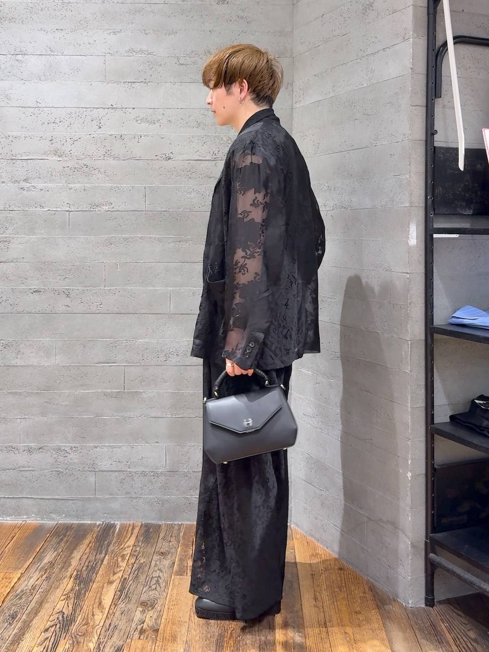 ブラック系のTシャツ/カットソー、ブラック系のサンダル、ブラック系のショルダーバッグを着用したメンズの春コーディネートの4枚目の写真