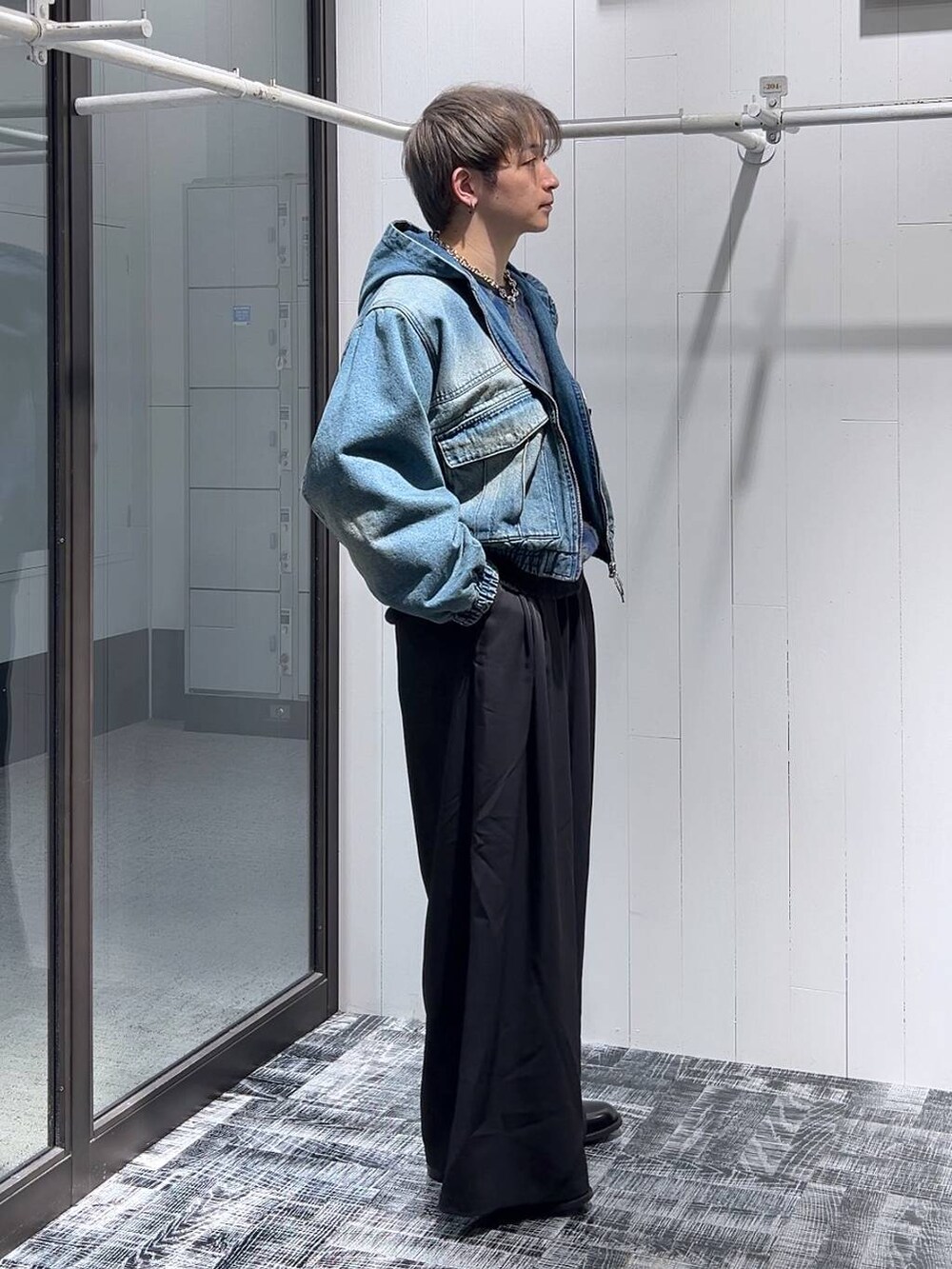 ブラック系のスラックス、ブラック系のドレスシューズ、ブルー系のブルゾンを着用したメンズの冬コーディネートの2枚目の写真