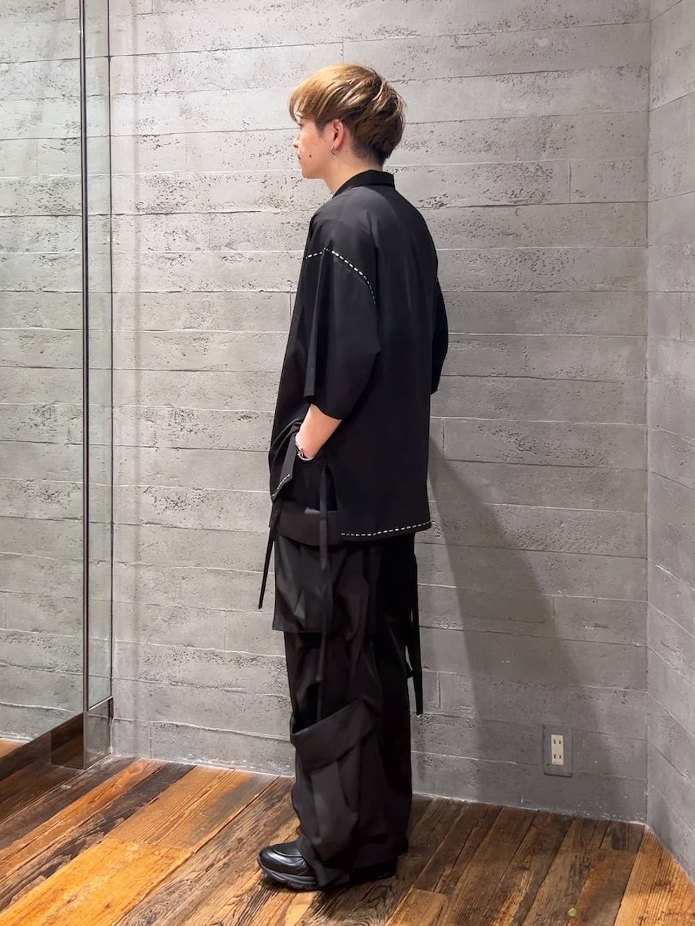 ブラック系のカーゴパンツ、ブラック系のシャツ/ブラウス、ブラック系のローファーを着用したメンズの夏コーディネートの2枚目の写真