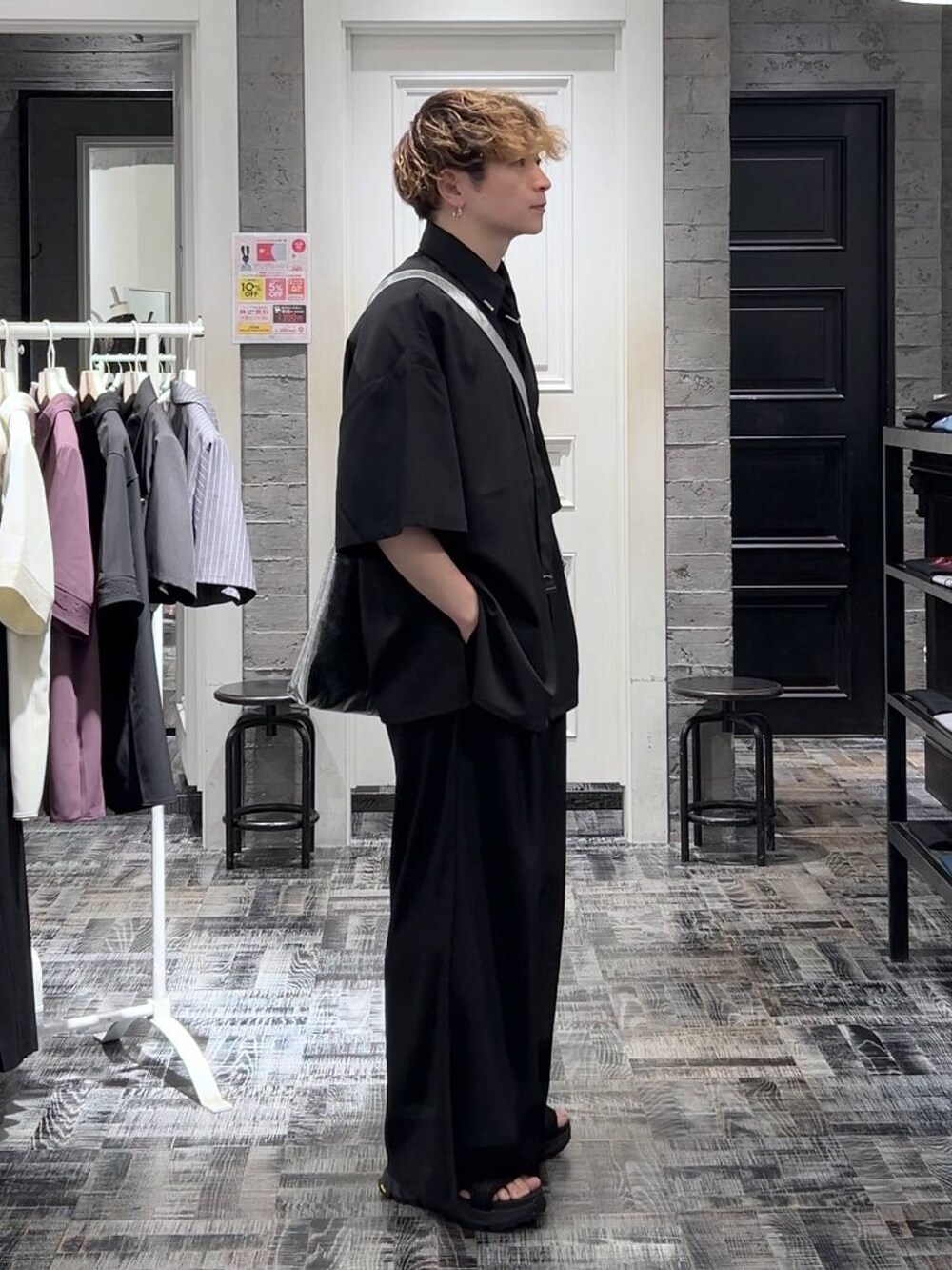 シルバー系のショルダーバッグ、ブラック系のサンダル、ブラック系のシャツ/ブラウスを着用したメンズの夏コーディネートの3枚目の写真