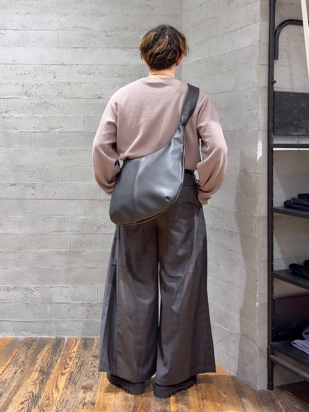 「低身長、きれいめ、オーバーサイズ、HARE、ワイドパンツ、Tシャツ、ショルダーバッグ、モード、秋コーデ」｜「HAREのウェスタンバックルベルト(HARE)（ベルト、ブラック系）」を使った、HARE     もりたいさん（メンズ・168cm）の秋コーディネートの3枚目の写真