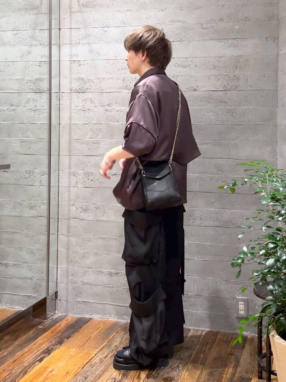 ブラック系のショルダーバッグ、ブラック系のサンダル、ブラック系のカーゴパンツを着用したメンズの春コーディネートの4枚目の写真