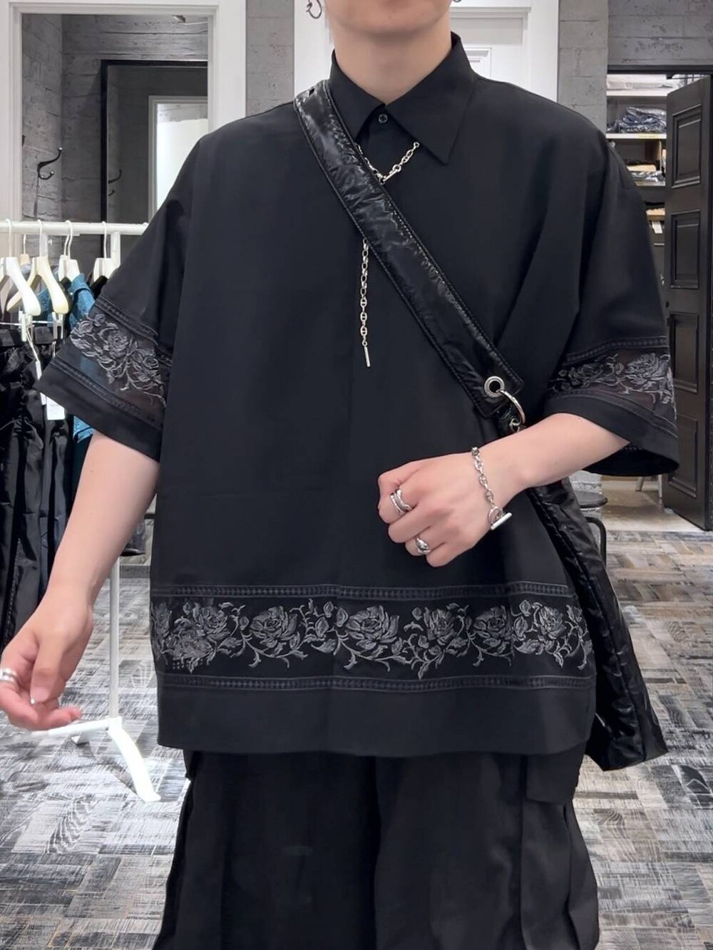 ブラック系のサンダル、ブラック系のカーゴパンツ、ブラック系のシャツ/ブラウスを着用したメンズの夏コーディネートの4枚目の写真