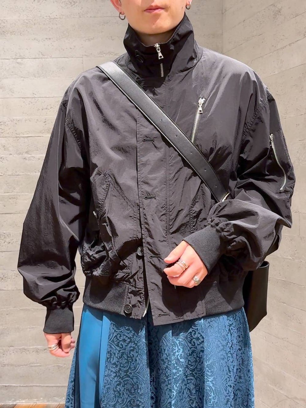 グリーン系のその他パンツ、ブラック系のブルゾン、ブラック系のショルダーバッグを着用したメンズの春コーディネートの5枚目の写真