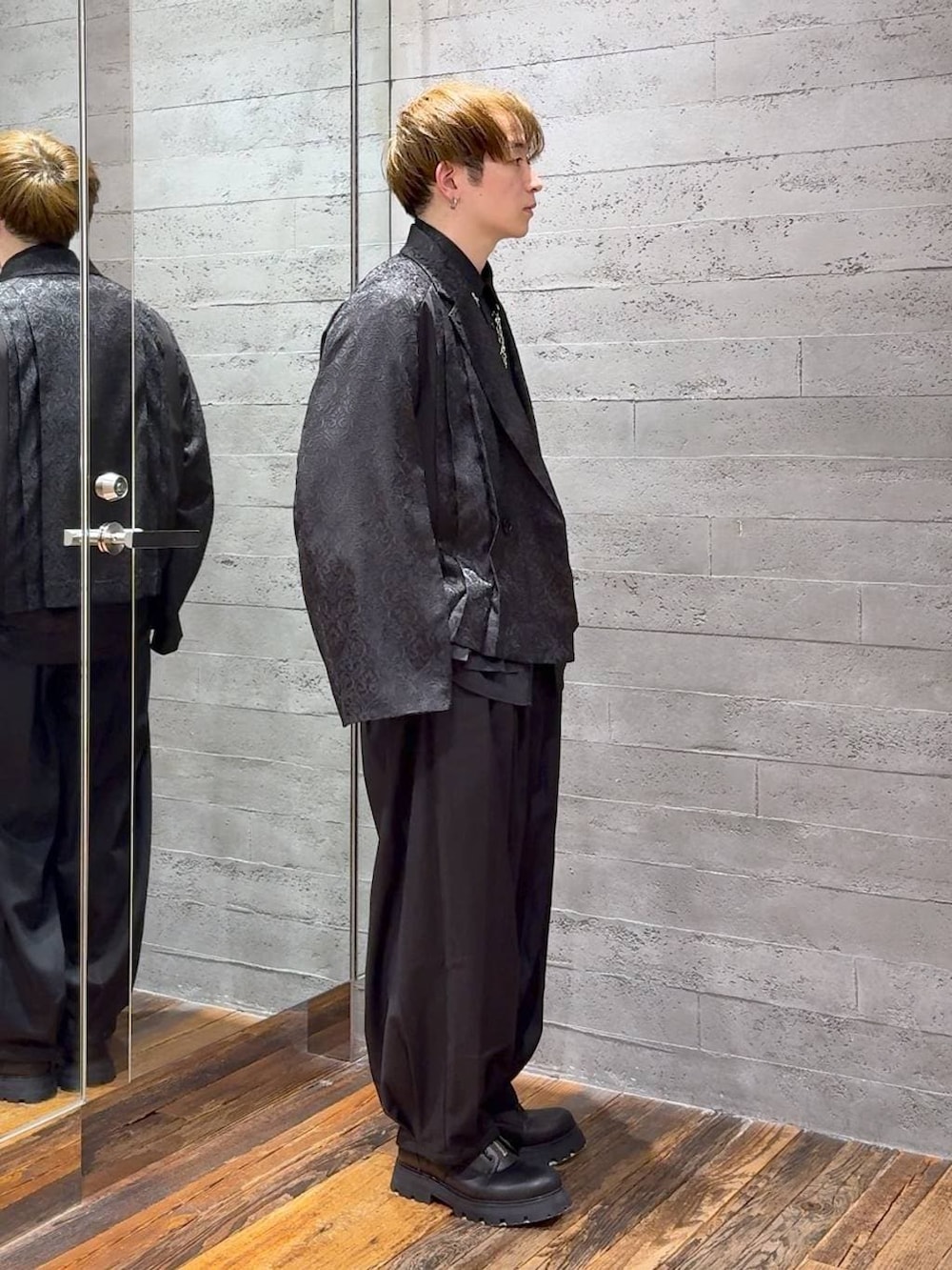 ブラック系のシャツ/ブラウス、ブラック系のその他パンツ、ブラック系のテーラードジャケットを着用したメンズの春コーディネートの2枚目の写真