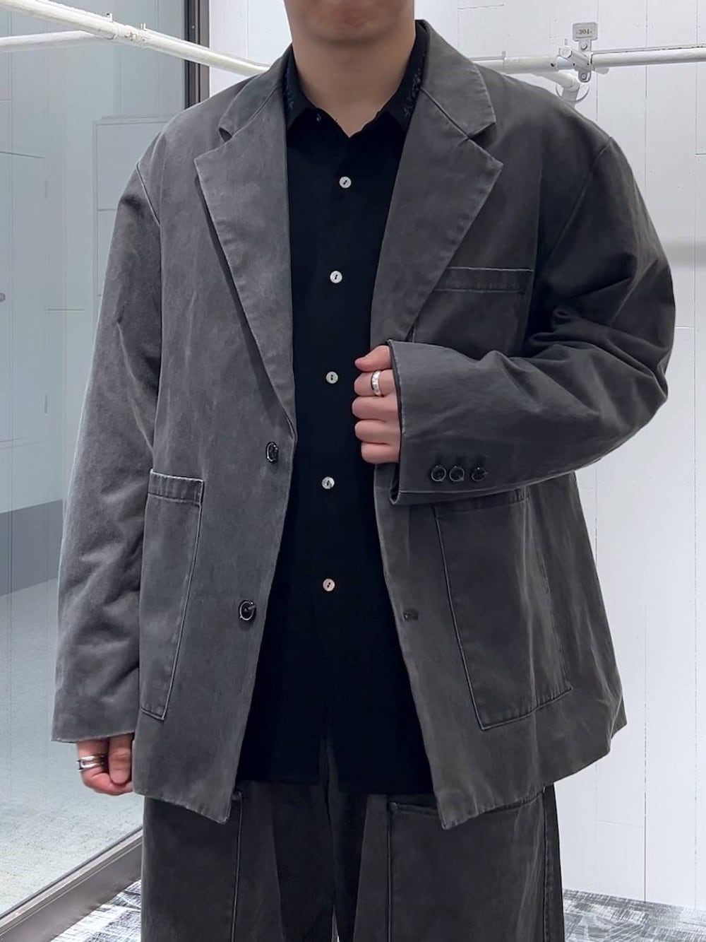 「低身長、きれいめ、モード、オーバーサイズ、HARE、セットアップ、ワイドパンツ、ジャケット、シャツ」｜「HAREの【SET UP対応】TOROMIシシュウシャツ(HARE)（シャツ/ブラウス、ブラック系）」を使った、HARE     もりたいさん（メンズ・168cm）の冬コーディネートの5枚目の写真