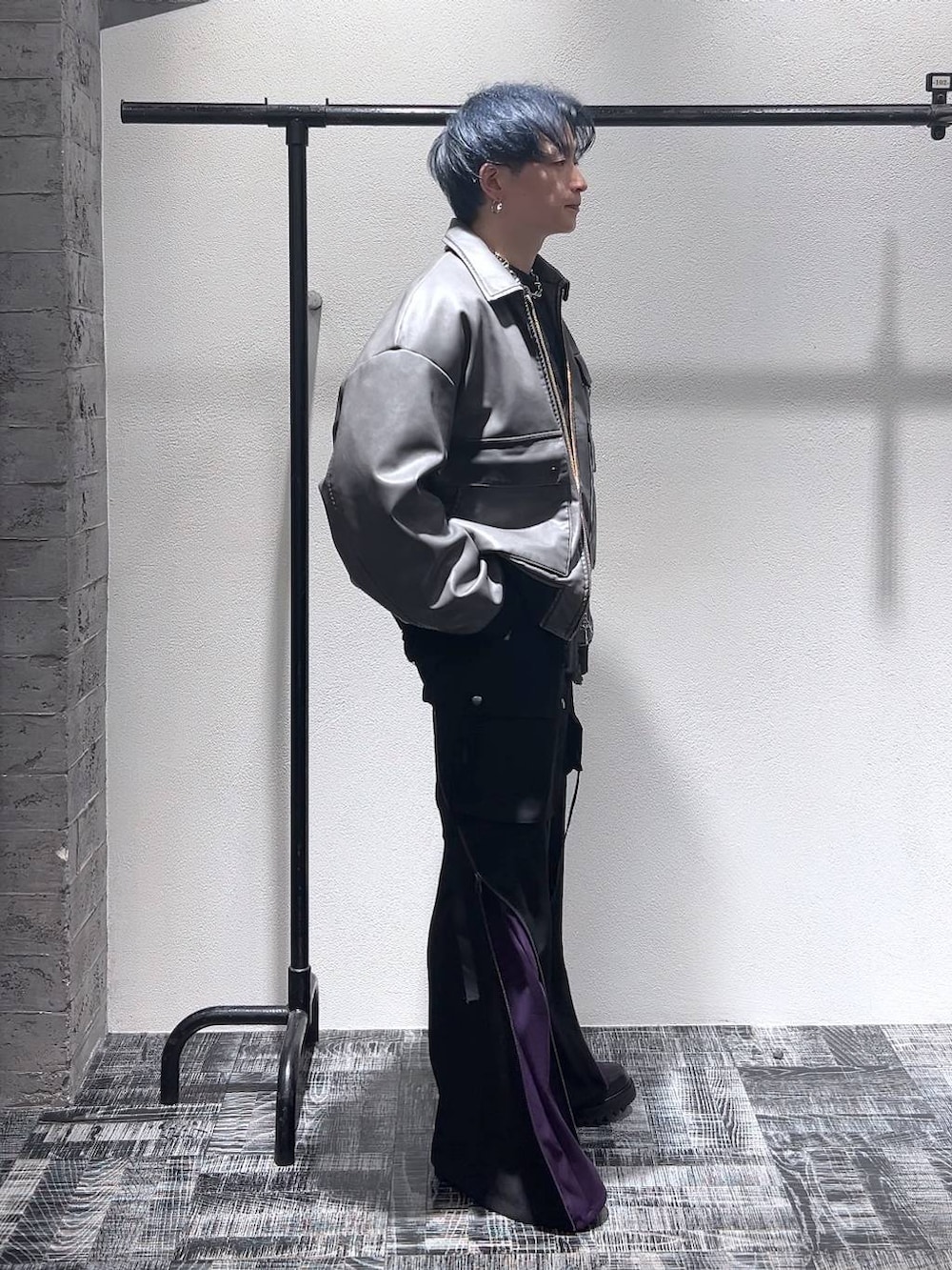 ブラック系のドレスシューズ、ブラック系のカーゴパンツ、グレー系のブルゾンを着用したメンズの冬コーディネートの3枚目の写真