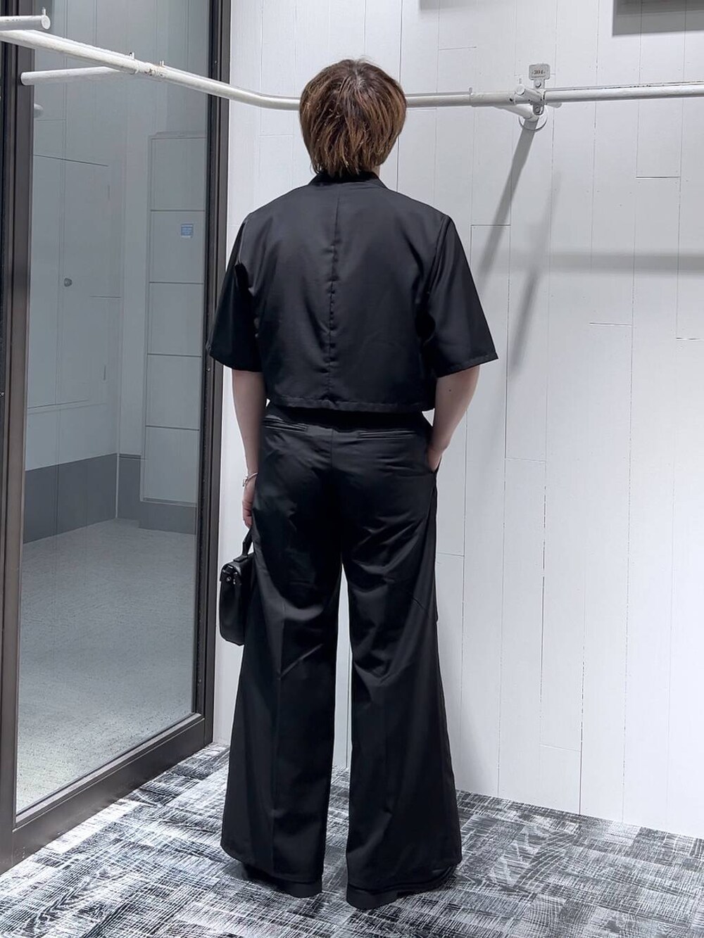 ホワイト系のTシャツ/カットソー、ブラック系のドレスシューズ、ブラック系のショルダーバッグを着用したメンズの春コーディネートの3枚目の写真