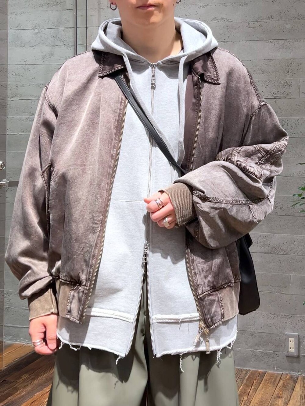 「春コーデ、低身長、きれいめ、モード、オーバーサイズ、HARE、パーカー、ハーフパンツ、ブルゾン」｜「HAREのHAREオリジナルウラケZIPパーカー(HARE)（パーカー、グレー系）」を使った、HARE     もりたいさん（メンズ・168cm）の春コーディネートの5枚目の写真