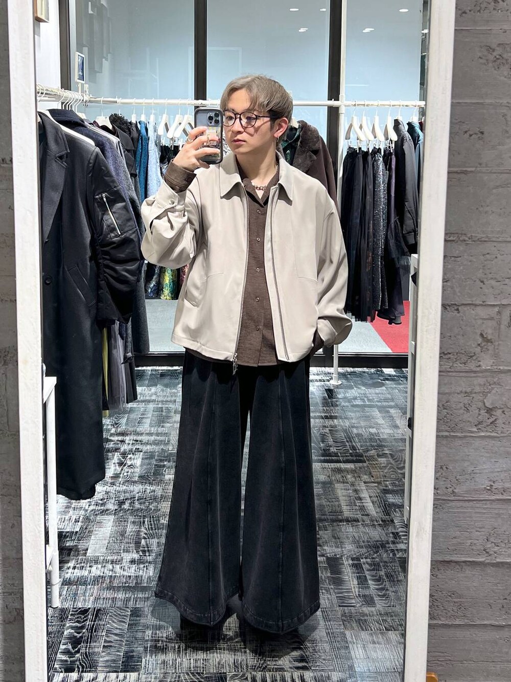 ブラック系のカーゴパンツ、ブルー系のニット/セーター、ブラック系のニット/セーターを着用したメンズの冬コーディネートの2枚目の写真