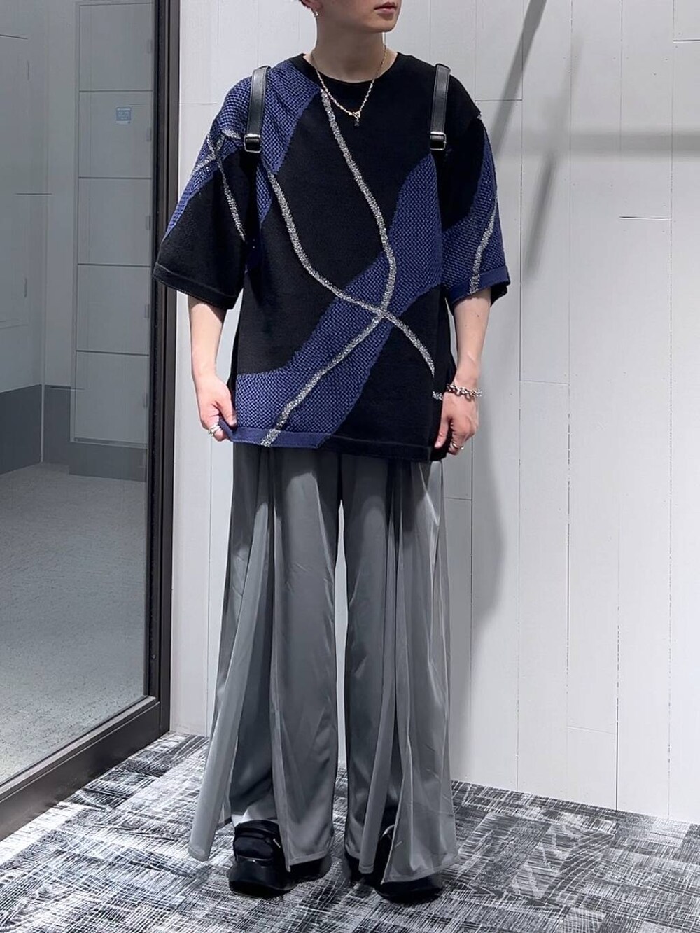 ブラック系のサンダル、グレー系のその他パンツ、ブラック系のショルダーバッグを着用したメンズの夏コーディネートの2枚目の写真